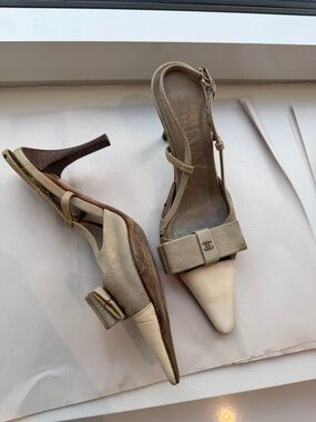 CHANEL Cream and Beige Pointed-Toe Slingback Heels with Bow